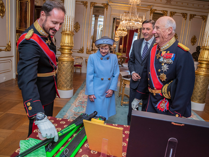 The gifts exchanged during the State Visit were displayed in the White Parlour. The President brought Slovenian skis for Crown Prince Haakon. Photo: Stian Lysberg Solum / NTB scanpix